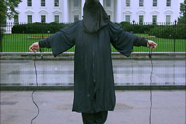 f_A demonstrator, dressed as an Abu Ghraib prisoner poses 17 October, 2006 in front of the entrance to the White House in Washington, DC. A group of human rights