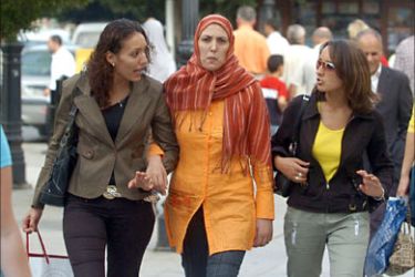 f_Women walk 21 October 2006 in the center of Tunis. The Tunisian government has launched a campaign against a return of the Islamic veil, newspapers reported last