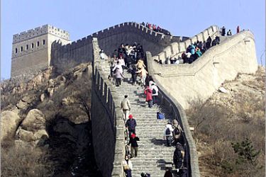 AFP (FILES) Photo taken 17 December 2001 shows tourists making their way up and down the Great Wall in Badaling, 70km nort-west of Beijing. Fines as high as 63,000 dollars will