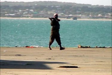 جندي من المحاكم قرب ميناء كيسمايو الصومالي