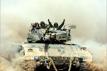 AFP - A convoy of Israeli army tanks and bulldozers rolls into the Gaza Strip after crossing the border near the southern Israeli Kibbutz of Mefalsim 19 October 2006. Hundreds of Israeli