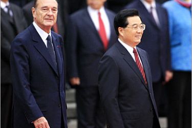 AFP - Visiting French President Jacques Chirac (L) walks beseide Chinese President Hu Jintao (R) past top Chinese officials during a review of the honour guard welcoming ceremony, 26