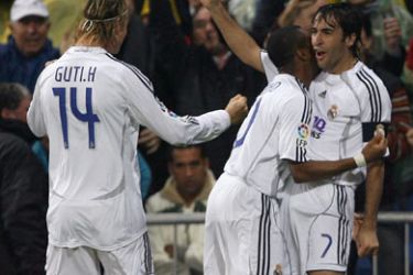 afp/Real Madrid's Raul Gonzalez (R) celebrates with Brazilian teammate Robinho (C) and Guti after scoring against Barcelona during their Spanish league football match in Madrid, 22 October 2006.