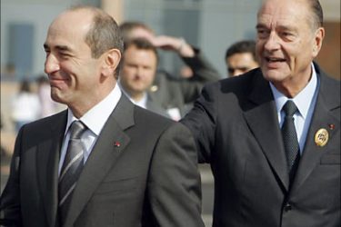 f_Armenian President Robert Kocharian (L) and his French counterpart Jacques Chirac (R) arrive at the airport of Yerevan, 01 October 2006