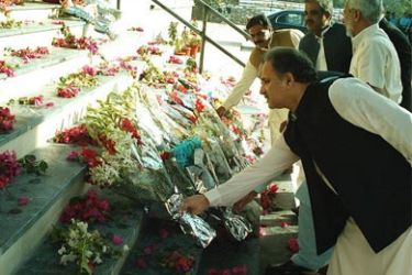 بالدعاء والورود والاحتجاجات أحيا الباكستانيون ذكرى الزلزال الأولى - مهيوب خضر- إسلام آباد.