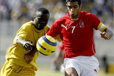 AFP/Ivorian's Asec Abidjan Ya Konan Didier (L) fights for the ball against Egypt's al-Ahly Shady Mohammed during their second leg of the African Champions League semi-final match in Abidjan