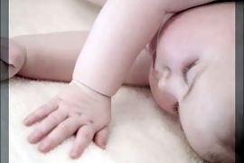 تدليك الأطفال الرضع يقلل بكاءهم ويحل مشكلات النوم