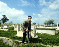 فلسطيني يتخذ من المقابر سكنا له (الفرنسية-أرشيف)