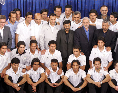 الرئيس الإيراني أحمدي نجاد في لقطة تذكارية مع منتخب بلاده لكرة القدم (الفرنسية) 
