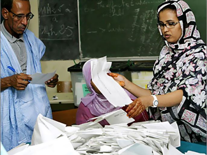 AFP / Mauritanians count ballots 19 November 2006 in Nouakchott. Mauritanians voted 19 November 2006 in the first national and municipal elections since 21 years of autocratic rule in