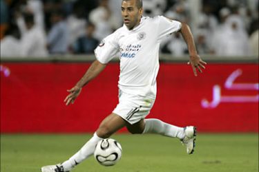 R_Brazilian player Emerson of Al-sadd club controls the ball during a Qatar championship soccer match against Al-Arabi in Doha November 18, 2006. REUTERS/Fadi AL-Assaad (QATAR)