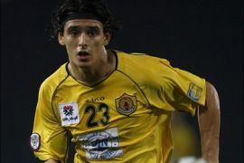 afp - New Qatar national team soccer player, Uruguay-born Sebastian Soria eyes the ball during his team's match against al-Arabi