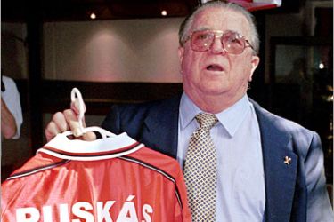 AFP (FILES) A file picture taken 20 July 2000 shows legendary Hungarian football player Ferenc Puskas, displaying the new team kit of his former club Kispest-Honved at the Bozsik stadium. Puskas died early 17 November 2006 at Kutvolgyi hospital in Budapest after a long illness. He was 79. AFP PHOTO / ZSOLT SZIGETVARI