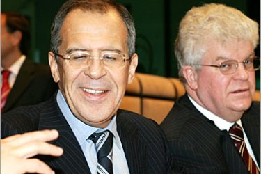 AFP / Russian Foreign Minister Sergey Lavrov (C) smiles at the EU Headquarters in Brussels 03 November 2006 during the EU and Russian Permanent Partnership Council. The meeting