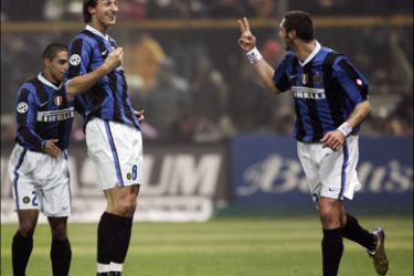 r - Inter Milan's Zlatan Ibrahimovic (C) celebrates with his team mates Marco Materazzi (R) and Ivan Ramiro Cordoba after scoring against