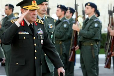 afp/Turkey's armed forces chieff of staff, General Yasar Buyukanit (L) reviews a military guard at the Monument of the Unknown Soldier in central Athens, 02 November 2006