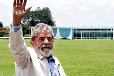 AFP - Brazil's reelected President Luiz Inacio Lula da Silva of the Workers' Party (PT) waves to supporters in front of the Alvorada Palace after arriving in Brasilia from Sao Paulo, 30