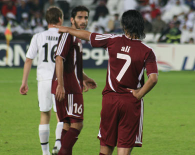 جانب من مباراة قطر وأوزبكستان والتي انتهت بفوز الأخيرة  بـ 0/1