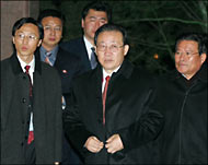 المفاوض الكوري الشمالي كيم كي غوان(وسط) أصر على مطالب بلاده (الفرنسية)