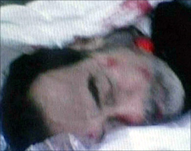صورة يبدو أنها ملتقطة من هاتف نقال لجثة صدام بعد إعدامه(الفرنسية)