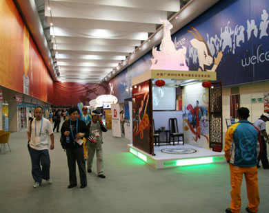 المركز الإعلامي الرئيسي الذي وفرت اللجنة المنظمة خدمات كبيرة للصحفيين لتسهيل تغطيتهم لألعاب الدوحة