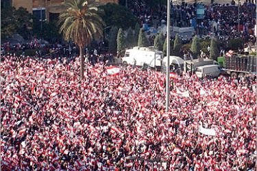 AFP / Lebanese opposition protesters gather outside the Serail, the prime minister's offices (background), 01 December 2006 in downtown Beirut. Hundreds of thousands of opposition