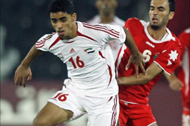 f_Abdullah Mansoor (L) of the United Arab Emirates is challenged by Jordanian Isam al-Mbaydin during the Men's Football Round 2 Group A, at the Al-Sadd Sports Stadium during the 15th Asian Games in the Qatari capital Doha, 2 December 2006. AFP PHOTO/KARIM JAAFAR