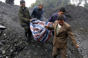 Labourers carry the body of a victim of a coal mine accident at a coal mine in Lianyuan city, central China's Hunan province December 5, 2006. Eight miners died and four more are missing after the roof of a shaft collapsed in a small coal mine in Lianyuan, China Daily reported. Chances of survival are slim for four miners who were left missing, rescuers said