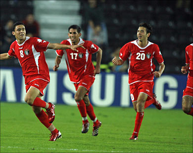 لاعبو الفريق الأردني يعبرون عن فرحتهم بعد تسجيل هدفهم الأول والوحيد في المباراة التي انتهت بالتعادل مع الإمارات