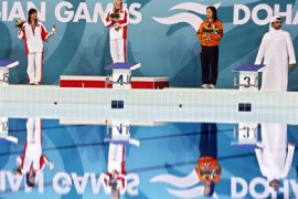 China's gold medalist Wu Minxia (C) shares the podium with compatriot and silver medalist He Zi (2nd L) and Malaysia's bronze medalist Leong Mun Lee (2nd R) after the women's 3m springboard diving final at the 15th Asian Games in Doha 13 December 2006. Wu won the gold