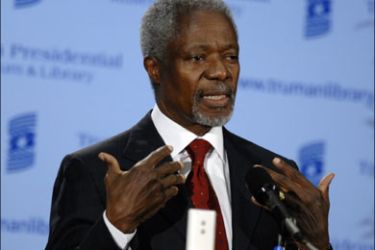 r - Outgoing Secretary-General of the United Nations (U.N.), Kofi Annan, makes a speech at the Truman Presidential Library in