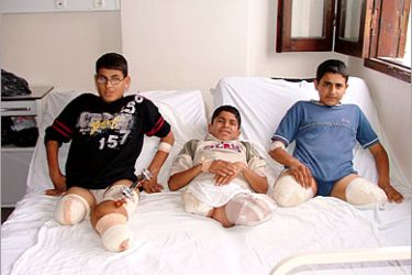 ثلاثة أطفال ممن نجو من مجزرة ارتكباها الاحتلال بحق مجموعة من الأطفال في بيت لاهيا تعرضوا لقصف قذيفة بدبابة إسرائيلية مطلع عام 2005 في اليوم الأول من عطلتهم النصف سنوية . - الجزيرة نت