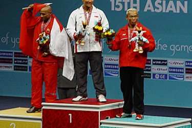 على اليسار صورة البحريني سيد فيصل حسين الفائز بفضية وزن تحت 70 كيلو في بطولة كمال الاجسام في دورة الألعاب الآسيوية الخامسة عشر - الدوحة 2006 - تصوير جعفر قنديل