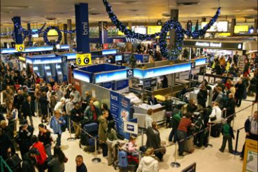 afp - Passengers queue at the check-in desk inside Terminal 1 at Heathrow Airport, 21 December 2006 in London. Thick fog has forced airlines