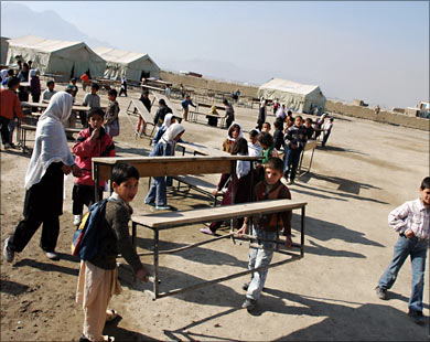 حركة طالبان أدخلت تعليم الأطفال في إطار صراعها مع الغرب وحكومة كرزاي (الفرنسية-إرشيف)