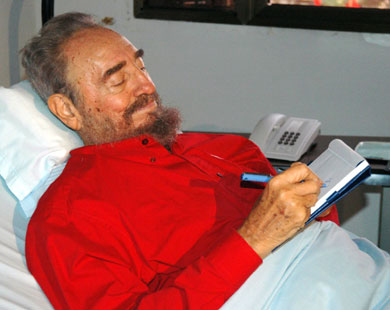 فيدل كاسترو مستلقيا في المستشفى (رويترز)