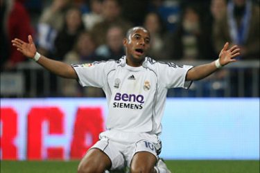f_Real Madrid's Brazilian forward Robinho gestures after missing a shot against Betis during their Spanish Cup last 16 return leg match in Madrid, 18 January 2007. AFP PHOTO/ PIERRE-PHILIPPE MARCOU