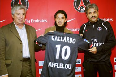 r_The new Paris' Argentinian midfielder Marcelo Gallardo poses with his new jersey flanked by Paris' coach Guy Lacombe (R) and PSG's president Alain Cayzac, during