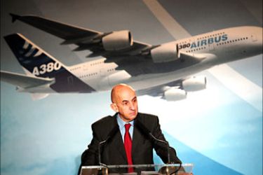 f_Airbus Chief Executive, French Louis Gallois gives a press conference, 17 January 2007 in Paris. Airbus said on Wednesday it had lost first place to Boeing in the battle for
