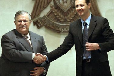 f_Syrian President Bashar al-Assad (R) shakes hands with his Iraqi counterpart Jalal Talabani during their meeting at the presidential palace in Damascus, 14 January 2007.