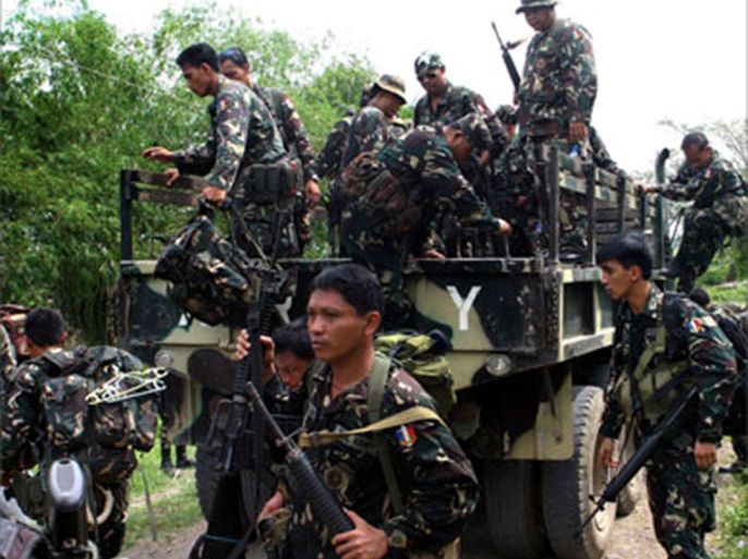 Army troops are deployed during heavy fighting against Muslim separatist rebels belonging to the Moro Islamic Liberation Front, in Rangaban village in southern Philippines island of Mindanao, 28 January 2007. MILF rebels agreed 29 January 2007 to end three days of hostilities and reposition its forces away from the farming village to prevent further clashes while the military had agreed to pull out.