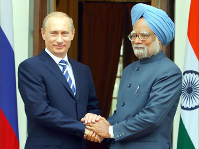 Russian President Vladimir Putin (L) shakes hands with Indian Prime Minister Manmohan Singh (R) in New Delhi, 25 January 2007.