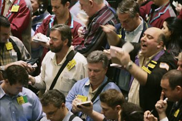 f_Traders work the oil pit at the New York Mercantile Exchange 17 January 2007 in New York City. World oil prices dived close to 50 dollars per barrel in London and New York,