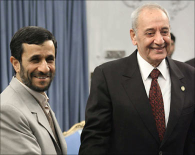 رئيس المجلس النيابي اللبناني نبيه بري (يمين) والرئيس الإيراني محمود أحمدي نجاد أثناء زيارة الأول طهران (الفرنسية-أرشيف)