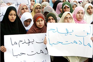 . AFP / Egyptian students of Cairo University hold banners reading in Arabic, "It will never go down as long as we're alive" during a demonstration organized by the management of the University against Israeli renovations near Jerusalem's Al-Aqsa mosque, the third holiest site in Islam, 19 February 2007