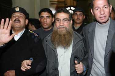 f_Egyptian Abud al-Zumur of the Islamic Jihad (C) is escorted by Egyptian policemen in Cairo 18 February 2007. Cairo criminal court today tossed out an appeal for release from