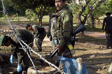 f_Thai soldiers and forensic experts examine the site of a recemt bomb blast behind a school building in Thailand's restive southern Narathiwat province, 20 February 2007