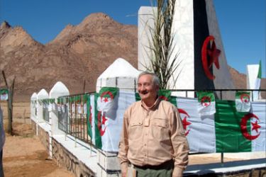 ميشيل فيرجى أمام موقع جزائري يرمز إلى ضحايا التجارب النووية