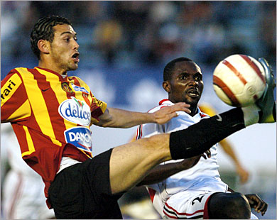 لاعب الترجي شكيب الأشخم يسيطر على الكرة وعن يساره لاعب زاناكو فينسينت مانغامو (الفرنسية) 