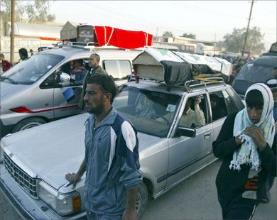 عراقيون يشيعون قتلاهم ومسلسل العثور على الجثث يتواصل ببغداد والموصل (رويترز)